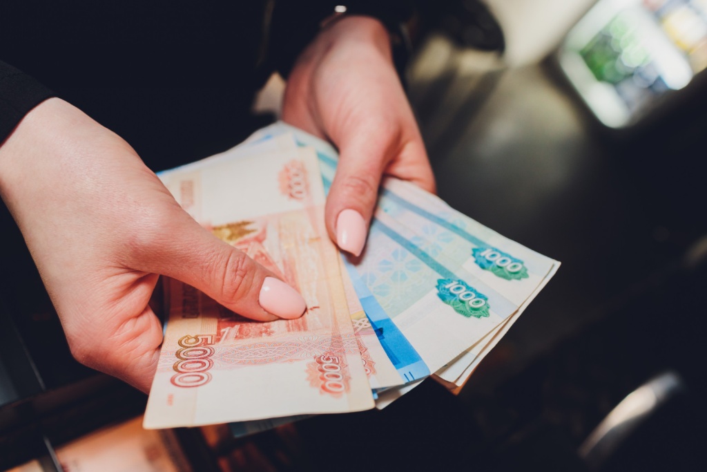 ВЦИОМ: Россияне стали больше вкладывать и осторожнее тратить