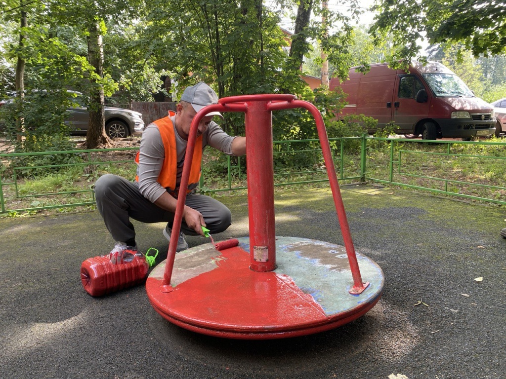 В подмосковном Пушкино по просьбе жителей отремонтировали детскую площадку