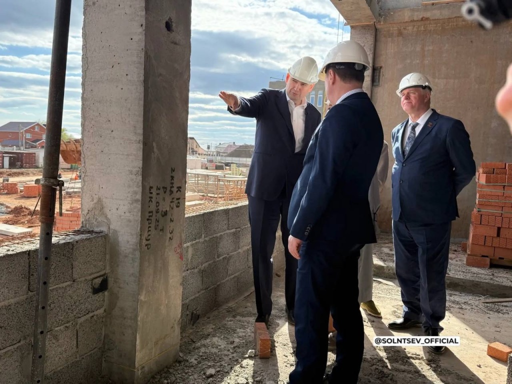 Евгений Солнцев посетил стройплощадку будущей школы в ЖК «Приуралье» в селе Ивановка