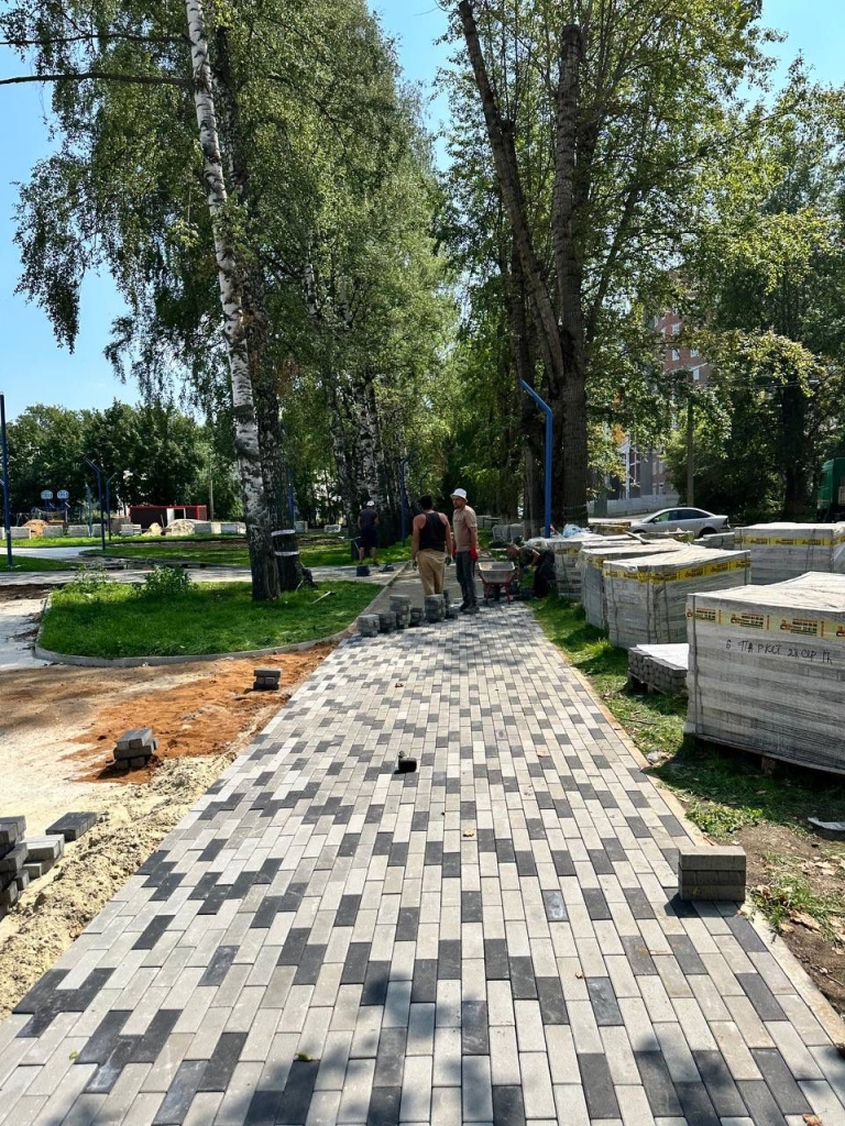 В Саранске благоустраивают общественную зону на улице Мордовской по нацпроекту