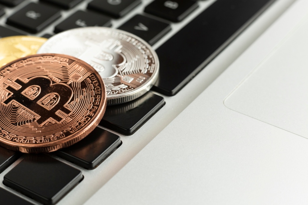 Стоимость биткоина упала до 38,8 тысячи долларов