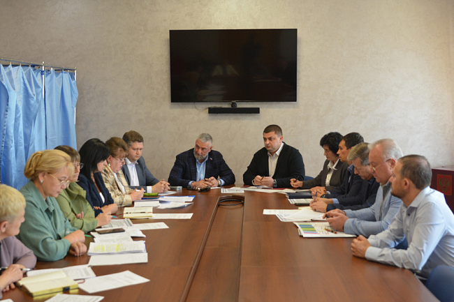 Брошюры со всеми льготами, правовые клиники и социальное жильё: в Воронежской городской Думе выстроили систему помощи ветеранам СВО