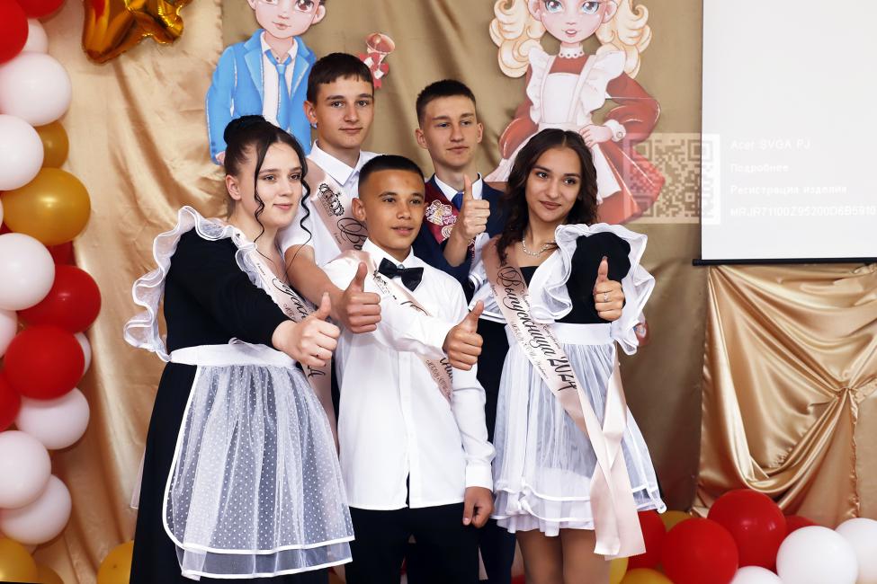 Председатель ЗАКСа Новосибирской области побывал на последнем звонке в Улыбинской школе