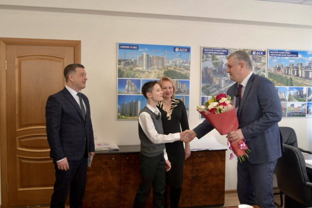 Депутат Воронежской городской Думы Андрей Бойко поддержал сына героя СВО в день получения паспорта