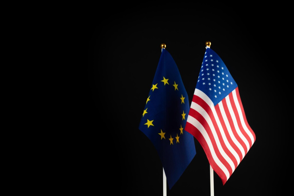 ЕС временно замораживает санкции против США