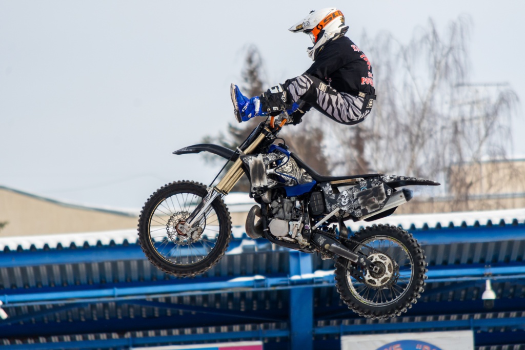 В Красногорске прошли соревнования по ледовым мотогонкам