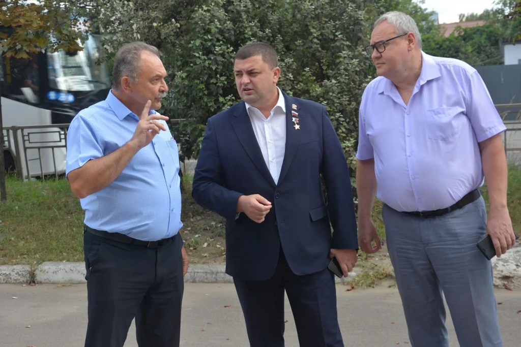 Спикер Воронежской гордумы Андрей Дьяченко проверил готовность школы №36 к 1 сентября