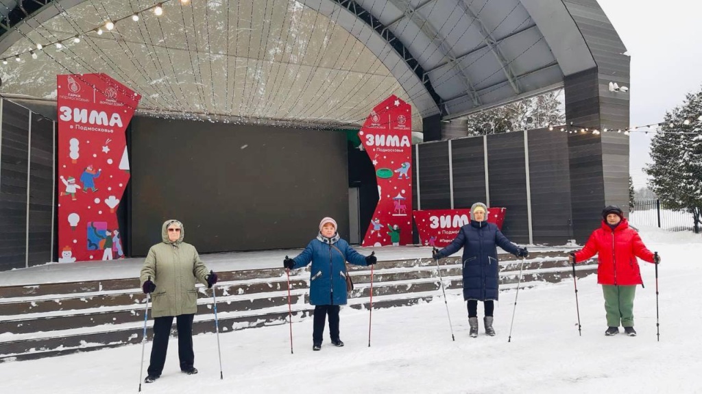 В парках Домодедово проходят занятия по скандинавской ходьбе