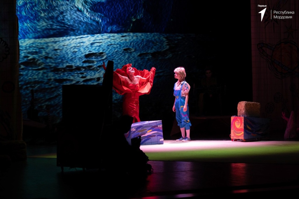 Подростки Лямбирского района посетили драматический театр Мордовии