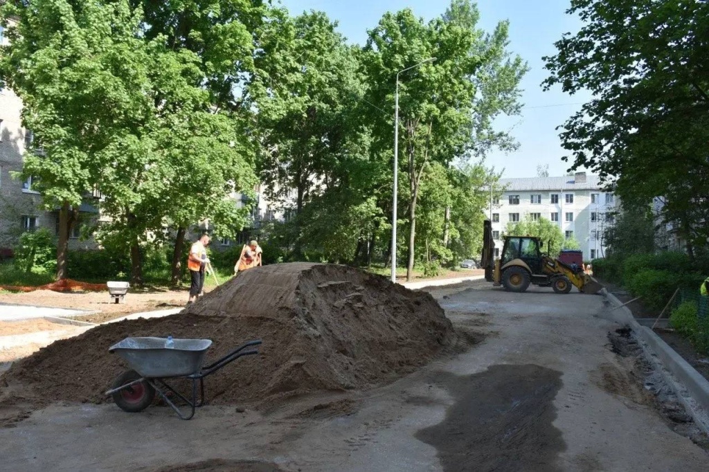 Комплексное благоустройство двора в подмосковной Ивантеевке: новые парковки и детская площадка Комплексное благоустройство двора в подмосковной Ивантеевке: новые парковки и детская площадка