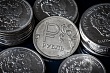 Рубль крепнет, но россияне ждут его ослабления